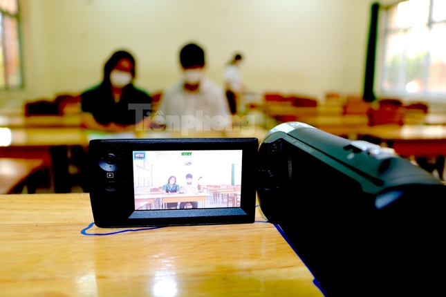 Phòng thi đặc biệt của thí sinh bị gãy cổ tay không thể viết bài - Ảnh 7. Phòng thi đặc biệt của thí sinh bị gãy cổ tay không thể viết bài - Ảnh 7.