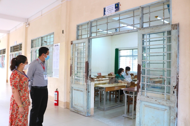 Phòng thi đặc biệt của thí sinh bị gãy cổ tay không thể viết bài - Ảnh 9. Phòng thi đặc biệt của thí sinh bị gãy cổ tay không thể viết bài - Ảnh 9.