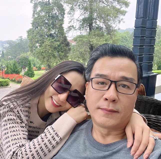 Vợ chồng Vua cá Koi và ca sĩ Hà Thanh Xuân lại phải làm một hành động giống như hồi mới cưới - Ảnh 1. Vợ chồng Vua cá Koi và ca sĩ Hà Thanh Xuân lại phải làm một hành động giống như hồi mới cưới - Ảnh 1.