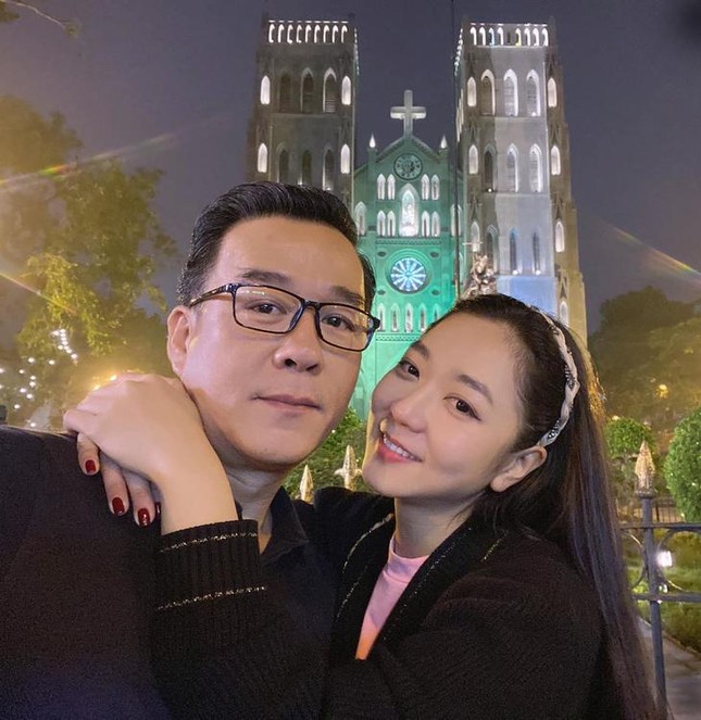 Vợ chồng Vua cá Koi và ca sĩ Hà Thanh Xuân lại phải làm một hành động giống như hồi mới cưới - Ảnh 2.