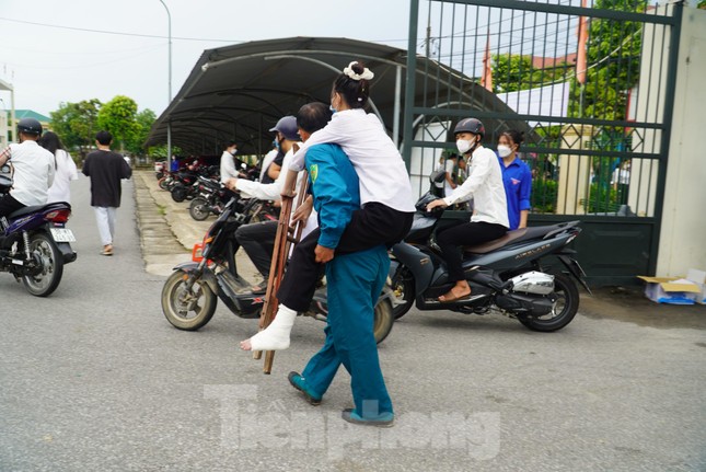 Xúc động, bố cõng con gái đi thi - Ảnh 2. Xúc động, bố cõng con gái đi thi - Ảnh 2.