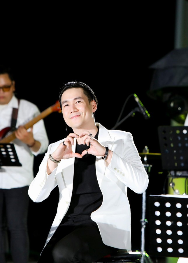 Cuộc sống hiện tại của ca sĩ Khánh Phương “Chiếc khăn gió ấm” - Ảnh 2. Cuộc sống hiện tại của ca sĩ Khánh Phương “Chiếc khăn gió ấm” - Ảnh 2.