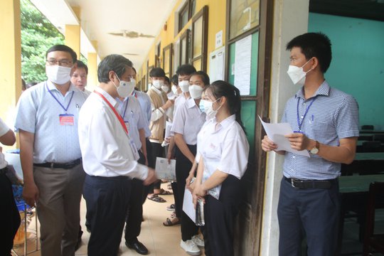Bộ trưởng Nguyễn Kim Sơn động viên thí sinh, giáo viên dự kỳ thi tốt nghiệp THPT - Ảnh 3.