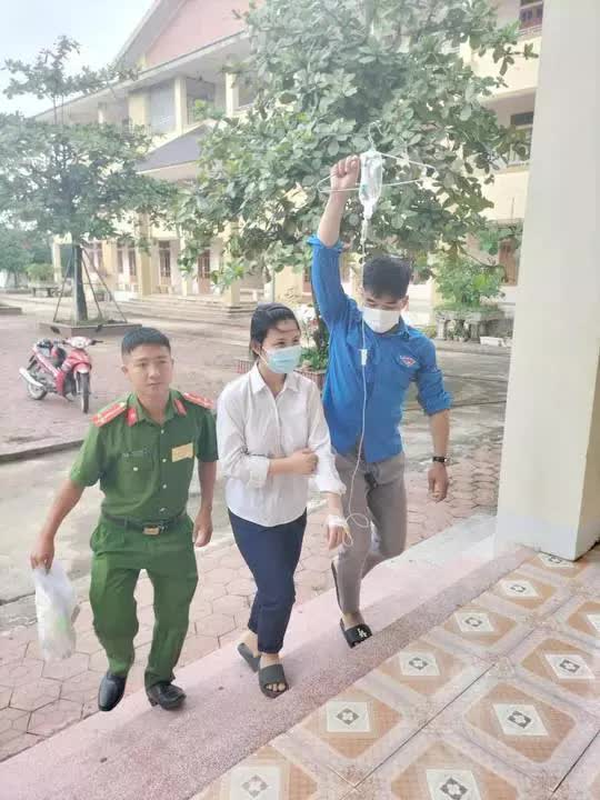Đau dạ dày, một nữ sinh vừa truyền nước vừa làm bài thi tốt nghiệp THPT - Ảnh 2.