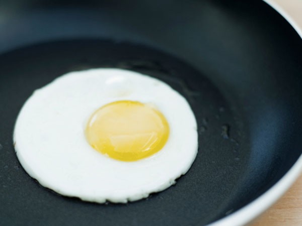 Ăn trọn vẹn một quả trứng có lợi cho sức khỏe như thế nào? - Ảnh 2.