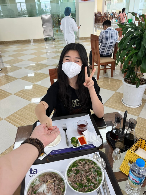 Con gái nhập viện mổ u, Hoa hậu Nguyễn Thị Huyền xót xa và lần đầu tiết lộ chuyện sinh nở vất vả - Ảnh 2.