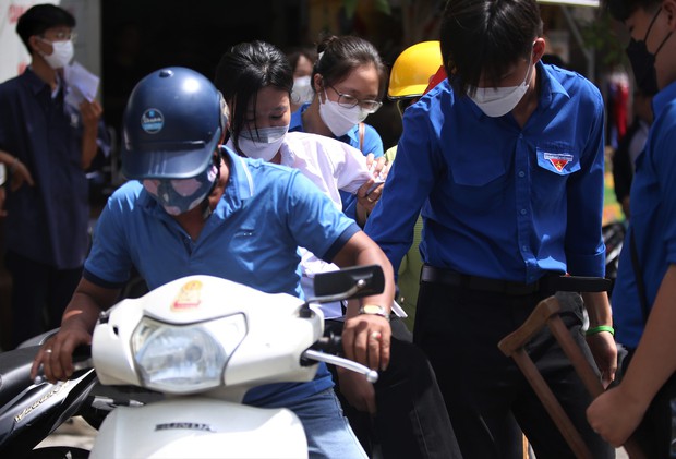 Bị tai nạn gãy chân, nữ sinh được tình nguyện viên cõng vào phòng thi - Ảnh 1. Bị tai nạn gãy chân, nữ sinh được tình nguyện viên cõng vào phòng thi - Ảnh 1.