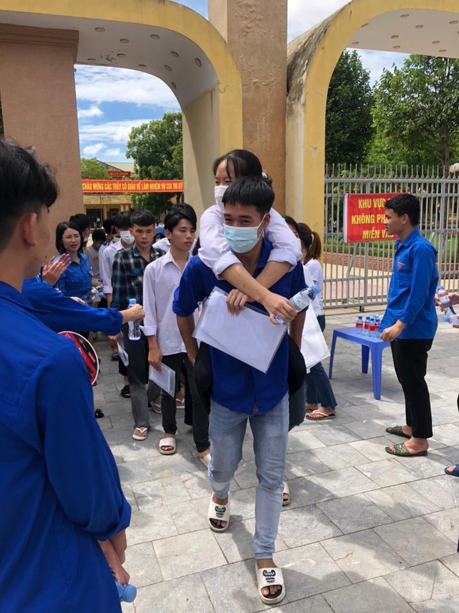 Nữ sinh bị teo cả hai chân cháy bỏng ước mơ vào đại học - Ảnh 1. Nữ sinh bị teo cả hai chân cháy bỏng ước mơ vào đại học - Ảnh 1.