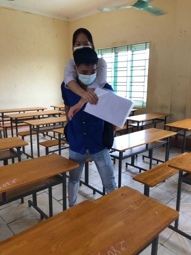 Nữ sinh bị teo cả hai chân cháy bỏng ước mơ vào đại học - Ảnh 2. Nữ sinh bị teo cả hai chân cháy bỏng ước mơ vào đại học - Ảnh 2.