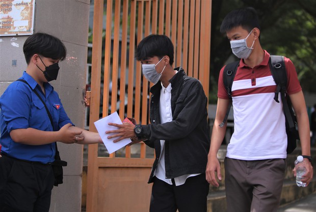 Bị tai nạn gãy chân, nữ sinh được tình nguyện viên cõng vào phòng thi - Ảnh 11. Bị tai nạn gãy chân, nữ sinh được tình nguyện viên cõng vào phòng thi - Ảnh 11.