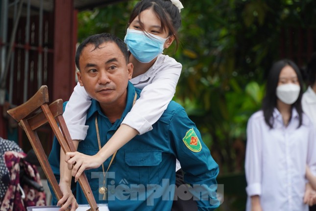 Xúc động, bố cõng con gái đi thi - Ảnh 3. Xúc động, bố cõng con gái đi thi - Ảnh 3.