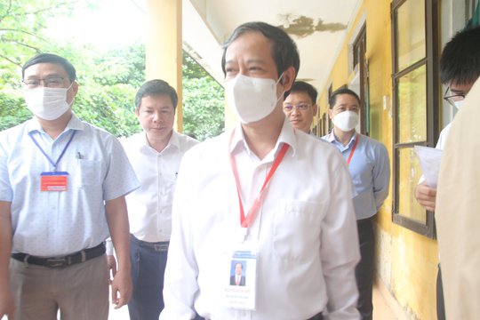 Bộ trưởng Nguyễn Kim Sơn động viên thí sinh, giáo viên dự kỳ thi tốt nghiệp THPT - Ảnh 4.