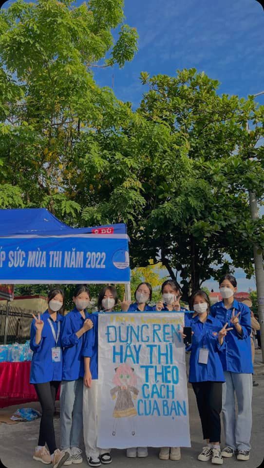 Dàn tình nguyện viên trai xinh gái đẹp cổ vũ sĩ tử đi thi cực chất khiến dân mạng thích thú - Ảnh 3. Dàn tình nguyện viên trai xinh gái đẹp cổ vũ sĩ tử đi thi cực chất khiến dân mạng thích thú - Ảnh 3.