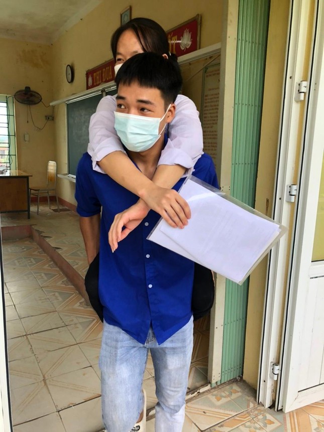 Nữ sinh bị teo cả hai chân cháy bỏng ước mơ vào đại học - Ảnh 3. Nữ sinh bị teo cả hai chân cháy bỏng ước mơ vào đại học - Ảnh 3.