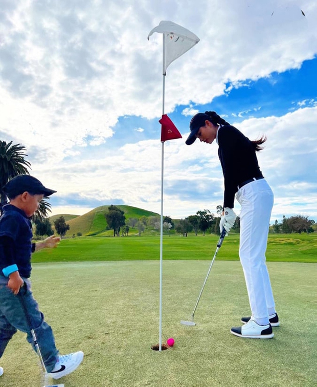 Con trai Hoa hậu Phạm Hương: Từ 2 tuổi đã được học trường nhà giàu, bé xíu đã chơi golf - Ảnh 4. Con trai Hoa hậu Phạm Hương: Từ 2 tuổi đã được học trường nhà giàu, bé xíu đã chơi golf - Ảnh 4.