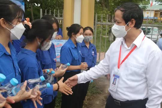 Bộ trưởng Nguyễn Kim Sơn động viên thí sinh, giáo viên dự kỳ thi tốt nghiệp THPT - Ảnh 5.