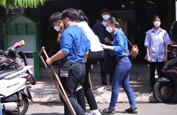 Bị tai nạn gãy chân, nữ sinh được tình nguyện viên cõng vào phòng thi - Ảnh 4. Bị tai nạn gãy chân, nữ sinh được tình nguyện viên cõng vào phòng thi - Ảnh 4.