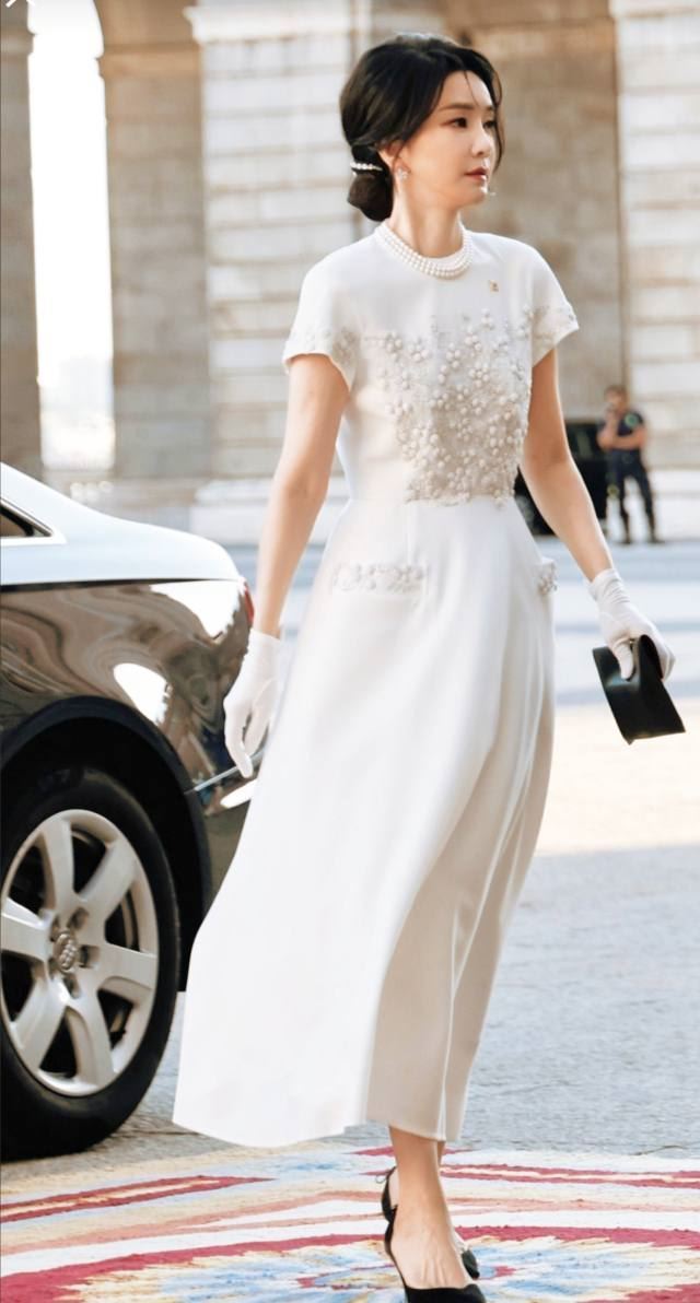 Xinh đẹp, có sự nghiệp riêng và fanclub, đệ nhất phu nhân Hàn Quốc vẫn bị chỉ trích - Ảnh 4. Xinh đẹp, có sự nghiệp riêng và fanclub, đệ nhất phu nhân Hàn Quốc vẫn bị chỉ trích - Ảnh 4.