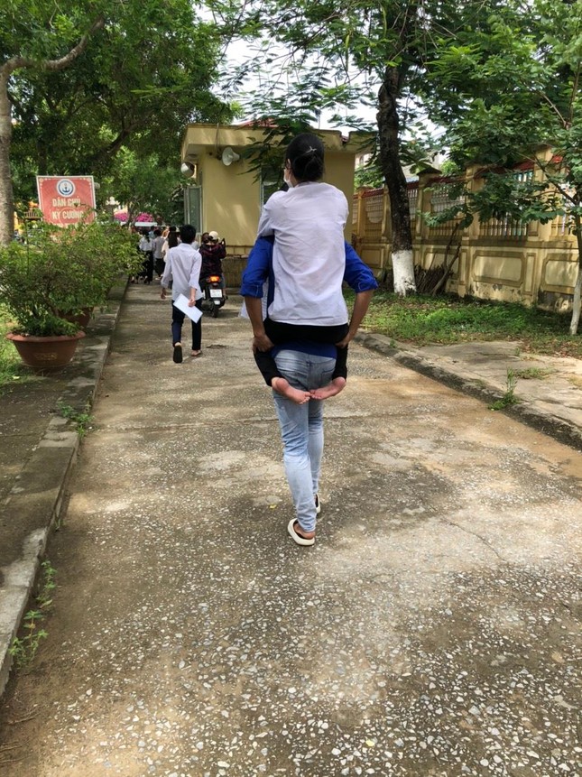 Nữ sinh bị teo cả hai chân cháy bỏng ước mơ vào đại học - Ảnh 4. Nữ sinh bị teo cả hai chân cháy bỏng ước mơ vào đại học - Ảnh 4.