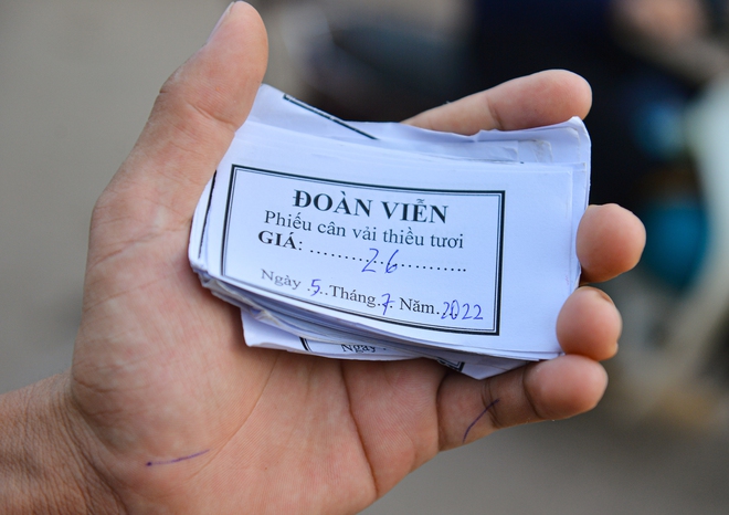 Ảnh: Người dân Bắc Giang cõng hàng tạ vải thiều đi bán từ 5h sáng khiến đường phố đỏ rực, tắc dài - Ảnh 5. Ảnh: Người dân Bắc Giang cõng hàng tạ vải thiều đi bán từ 5h sáng khiến đường phố đỏ rực, tắc dài - Ảnh 5.