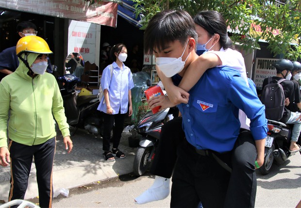 Bị tai nạn gãy chân, nữ sinh được tình nguyện viên cõng vào phòng thi - Ảnh 5. Bị tai nạn gãy chân, nữ sinh được tình nguyện viên cõng vào phòng thi - Ảnh 5.