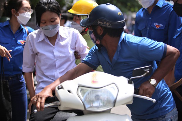 Bị tai nạn gãy chân, nữ sinh được tình nguyện viên cõng vào phòng thi - Ảnh 6. Bị tai nạn gãy chân, nữ sinh được tình nguyện viên cõng vào phòng thi - Ảnh 6.