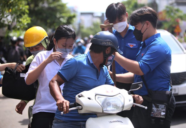 Bị tai nạn gãy chân, nữ sinh được tình nguyện viên cõng vào phòng thi - Ảnh 7. Bị tai nạn gãy chân, nữ sinh được tình nguyện viên cõng vào phòng thi - Ảnh 7.