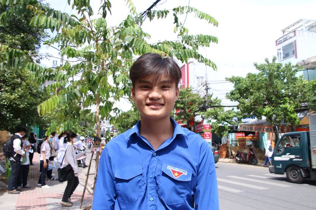 Bị tai nạn gãy chân, nữ sinh được tình nguyện viên cõng vào phòng thi - Ảnh 8. Bị tai nạn gãy chân, nữ sinh được tình nguyện viên cõng vào phòng thi - Ảnh 8.