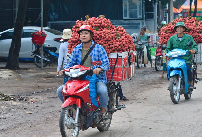 Ảnh: Người dân Bắc Giang cõng hàng tạ vải thiều đi bán từ 5h sáng khiến đường phố đỏ rực, tắc dài - Ảnh 9. Ảnh: Người dân Bắc Giang cõng hàng tạ vải thiều đi bán từ 5h sáng khiến đường phố đỏ rực, tắc dài - Ảnh 9.
