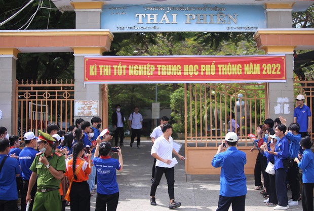 Bị tai nạn gãy chân, nữ sinh được tình nguyện viên cõng vào phòng thi - Ảnh 9. Bị tai nạn gãy chân, nữ sinh được tình nguyện viên cõng vào phòng thi - Ảnh 9.