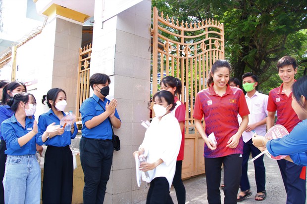 Bị tai nạn gãy chân, nữ sinh được tình nguyện viên cõng vào phòng thi - Ảnh 10. Bị tai nạn gãy chân, nữ sinh được tình nguyện viên cõng vào phòng thi - Ảnh 10.