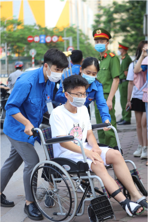 Gần 1 triệu thí sinh bắt đầu thi môn Ngữ văn của Kỳ thi tốt nghiệp THPT trong 120 phút - Ảnh 1. Gần 1 triệu thí sinh bắt đầu thi môn Ngữ văn của Kỳ thi tốt nghiệp THPT trong 120 phút - Ảnh 1.