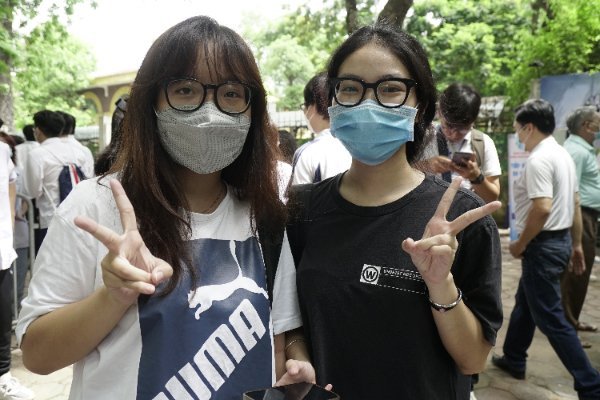 Thí sinh phấn khởi hoàn thành môn Ngữ Văn, đề năm nay ra tác phẩm Chiếc thuyền ngoài xa - Ảnh 5. Thí sinh phấn khởi hoàn thành môn Ngữ Văn, đề năm nay ra tác phẩm Chiếc thuyền ngoài xa - Ảnh 5.