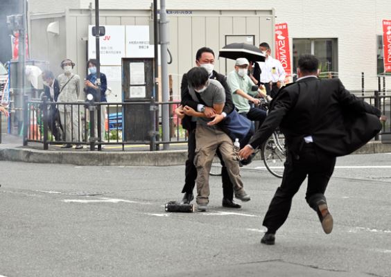 Đài NHK: Cựu Thủ tướng Nhật Shinzo Abe đã qua đời sau khi bị ám sát ở Nara - Ảnh 2.