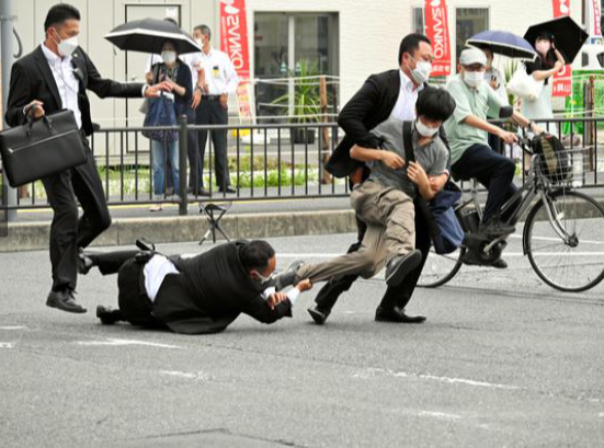 Đài NHK: Cựu Thủ tướng Nhật Shinzo Abe đã qua đời sau khi bị ám sát ở Nara - Ảnh 1.