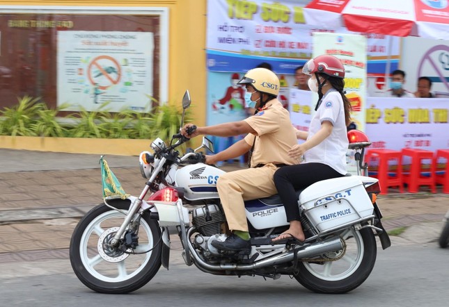 Quên giấy báo dự thi, thí sinh được CSGT vượt hơn 10 km đưa về nhà lấy kịp giờ thi - Ảnh 2.