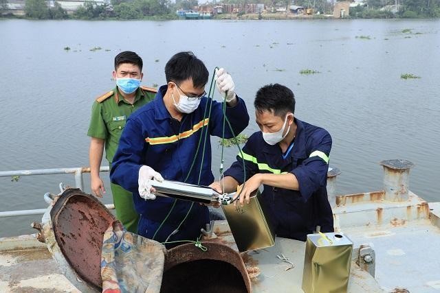 Cựu đại tá thuộc Bộ tư lệnh Cảnh sát biển góp vốn buôn lậu xăng từ Singapore về Việt Nam - Ảnh 1.