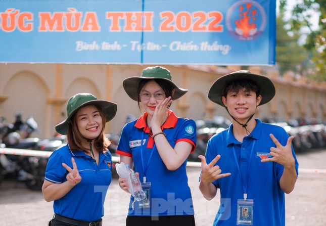 Nụ cười tỏa nắng của các tình nguyện viên tiếp sức mùa thi 2022  - Ảnh 6.