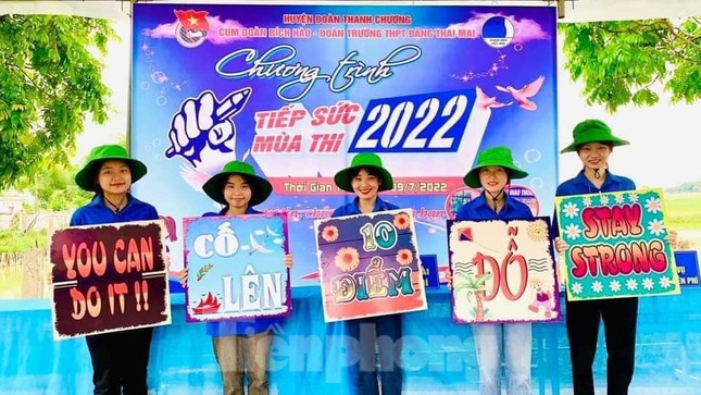 Nụ cười tỏa nắng của các tình nguyện viên tiếp sức mùa thi 2022  - Ảnh 9.