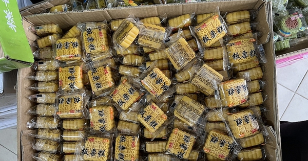 Tiểu thương Hà Nội nhập trôi nổi 5.100 bánh trung thu có nhãn Trung Quốc để bán công khai - Ảnh 1.