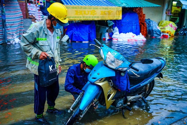 Miền Nam, miền Trung đón mưa rất lớn, miền Bắc hửng nắng - Ảnh 1.