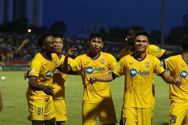  Chỉ với 10 người vẫn thắng TPHCM, SLNA leo lên nhì bảng V.League 2022  - Ảnh 1.