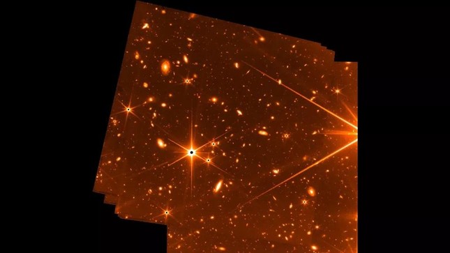 Hàng trăm thiên hà xa xôi được nhìn thấy qua kính viễn vọng James Webb  - Ảnh 1.