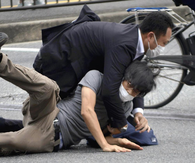 Nguyên nhân tử vong của cựu Thủ tướng Nhật Bản và lỗ hổng an ninh để tiếp cận ông Abe ở cự ly gần - Ảnh 3.