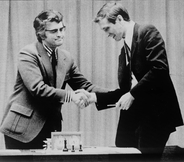 Bobby Fischer: Kẻ lập dị, một mình thi đấu cờ vua với 50 đối thủ cùng lúc - Ảnh 7.