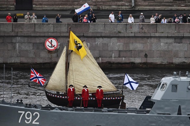 Nga duyệt binh hoành tráng mừng Ngày Hải quân - Ảnh 1.