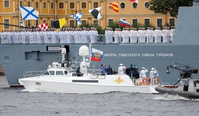 Nga duyệt binh hoành tráng mừng Ngày Hải quân - Ảnh 4.