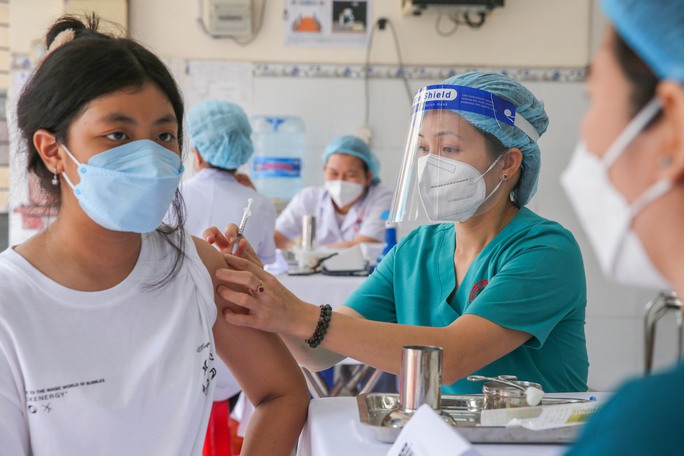Trẻ mắc Covid-19 nhập viện tăng, lãnh đạo TP HCM lo lắng - Ảnh 1.