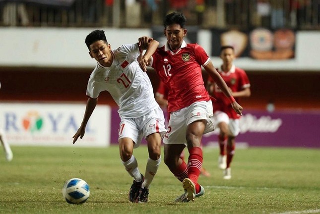 U16 Việt Nam bị CĐV tấn công, HLV Indonesia phải lên tiếng xin lỗi - Ảnh 1.