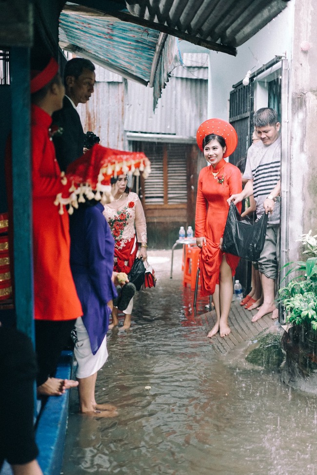 Đám cưới mùa nước nổi: Cô dâu chú rể thả dép đi chân trần lội nước, hàng xóm chạy ra đường che dù hộ tống đoàn rước dâu! - Ảnh 19.